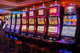 LuxeBet77 ဘင်ဂို Myanmar ကစားသမားများ bingo room တွင် တပြိုင်နက်ကစားနေသောမြင်ကွင်း